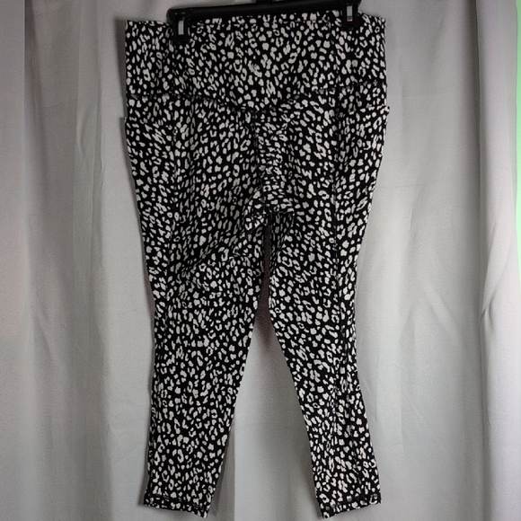 Athleta Black and White Patterned Leggings - Picture 2 of 6